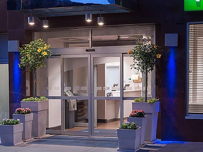 Holiday Inn Express - Times Square By Ihg New York Exterior photo