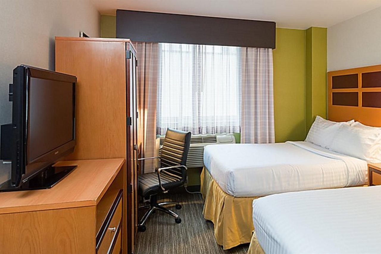 Holiday Inn Express - Times Square By Ihg New York Exterior photo