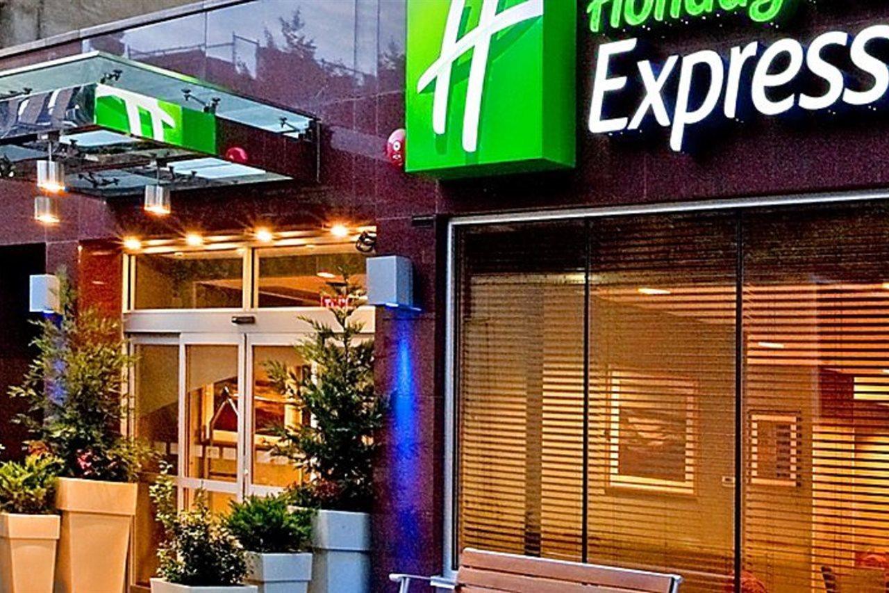 Holiday Inn Express - Times Square By Ihg New York Exterior photo