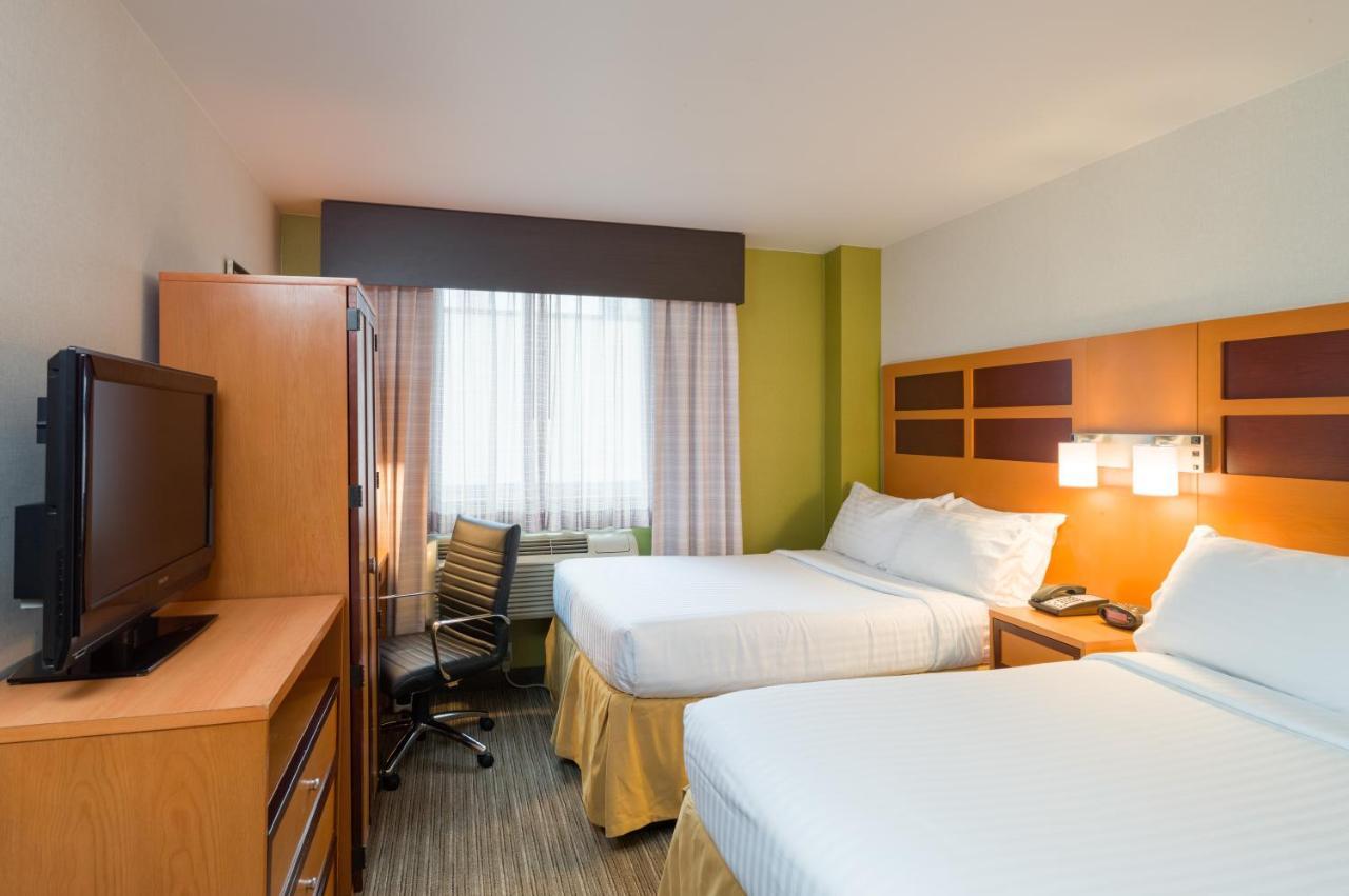 Holiday Inn Express - Times Square By Ihg New York Exterior photo