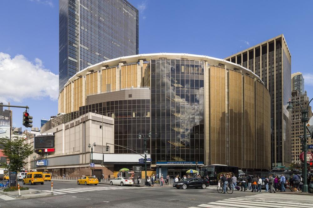 Holiday Inn Express - Times Square By Ihg New York Exterior photo
