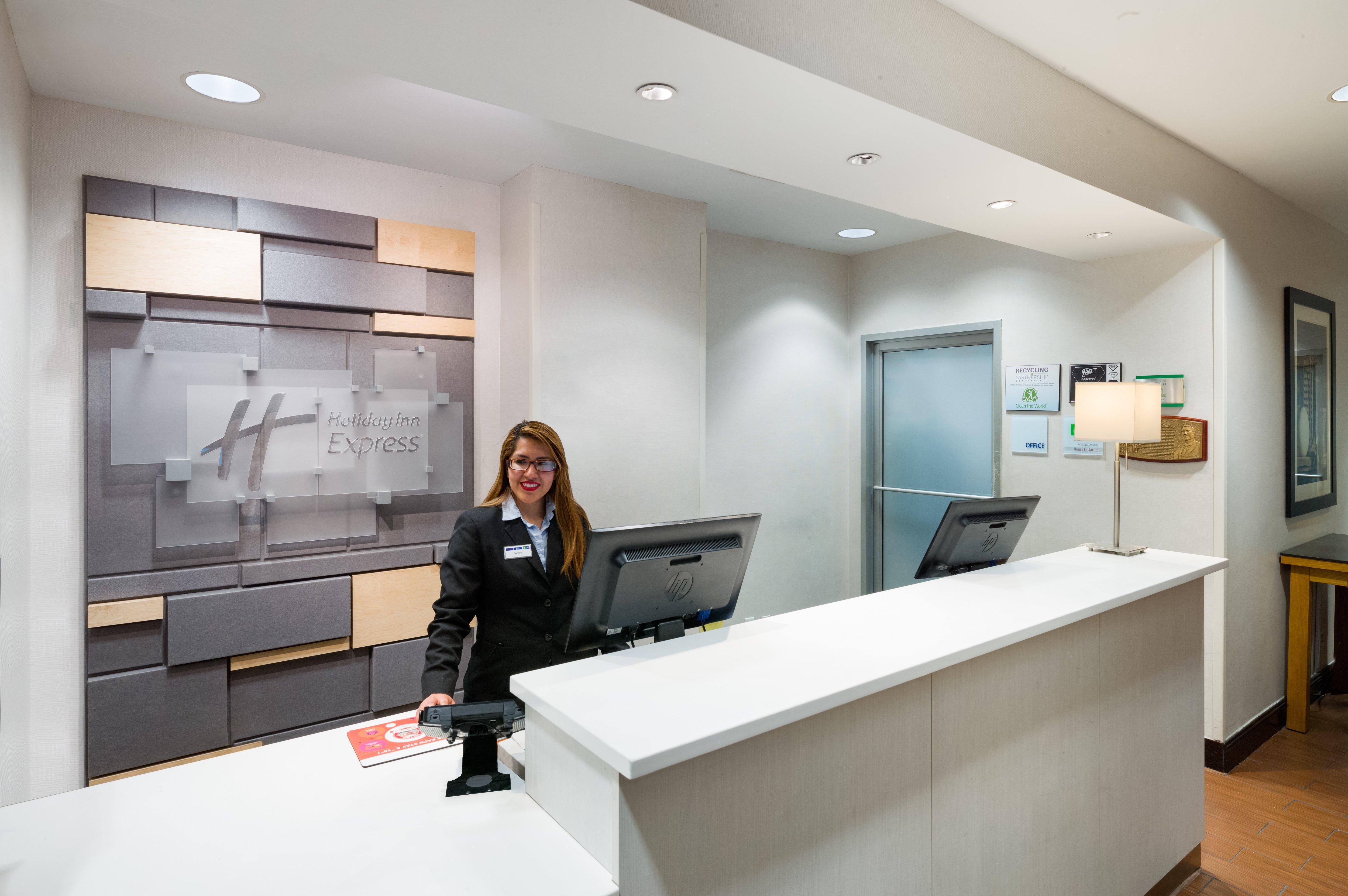 Holiday Inn Express - Times Square By Ihg New York Exterior photo