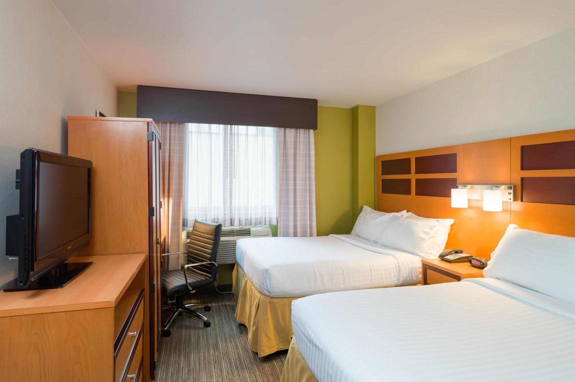 Holiday Inn Express - Times Square By Ihg New York Exterior photo