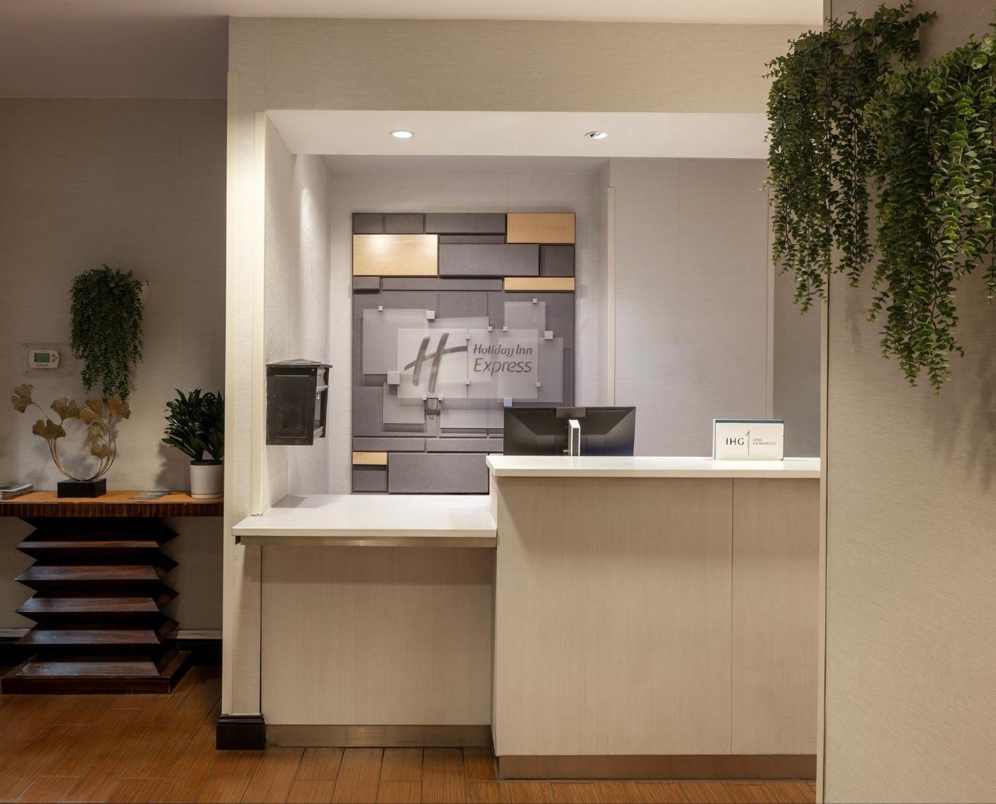 Holiday Inn Express - Times Square By Ihg New York Exterior photo