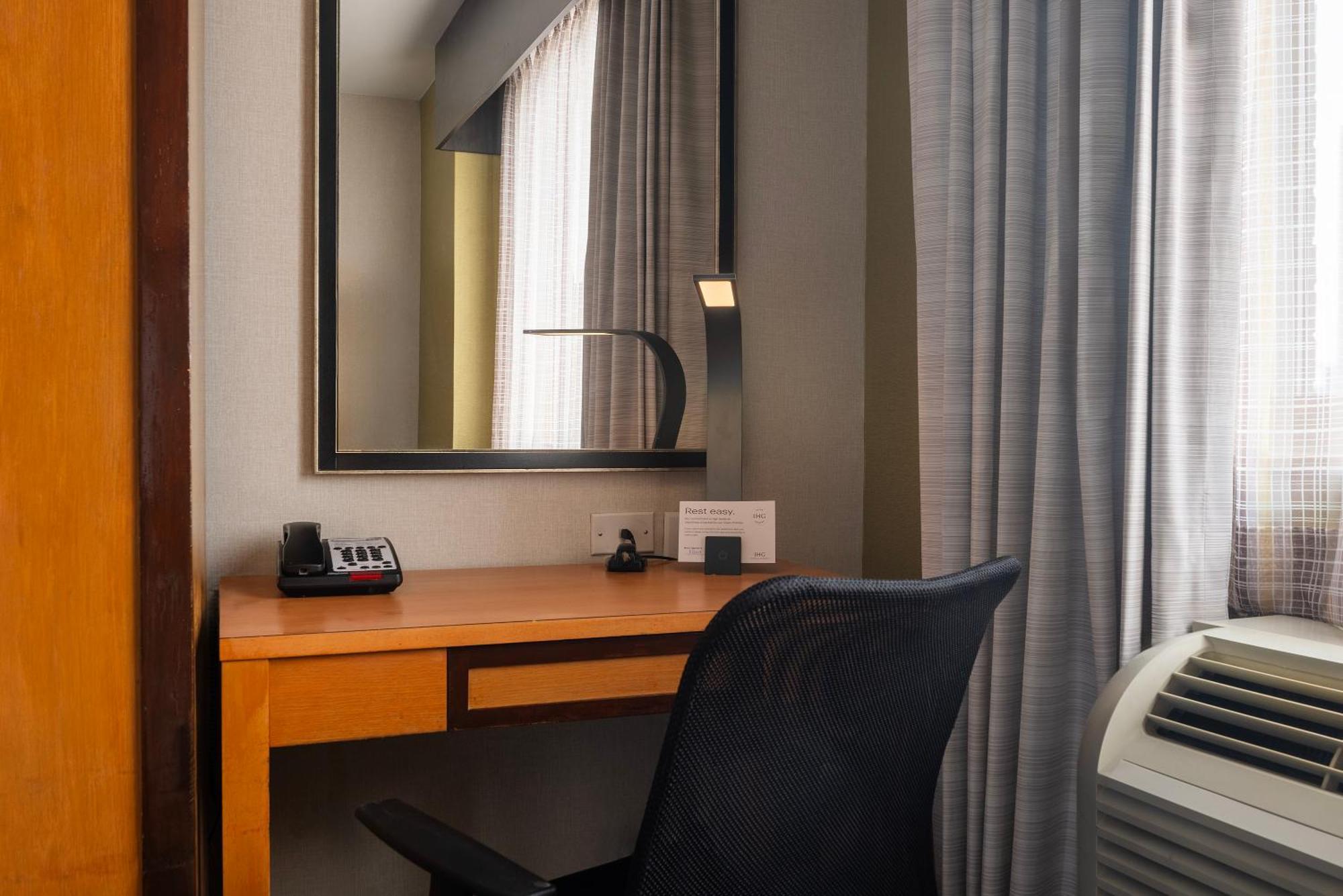 Holiday Inn Express - Times Square By Ihg New York Exterior photo