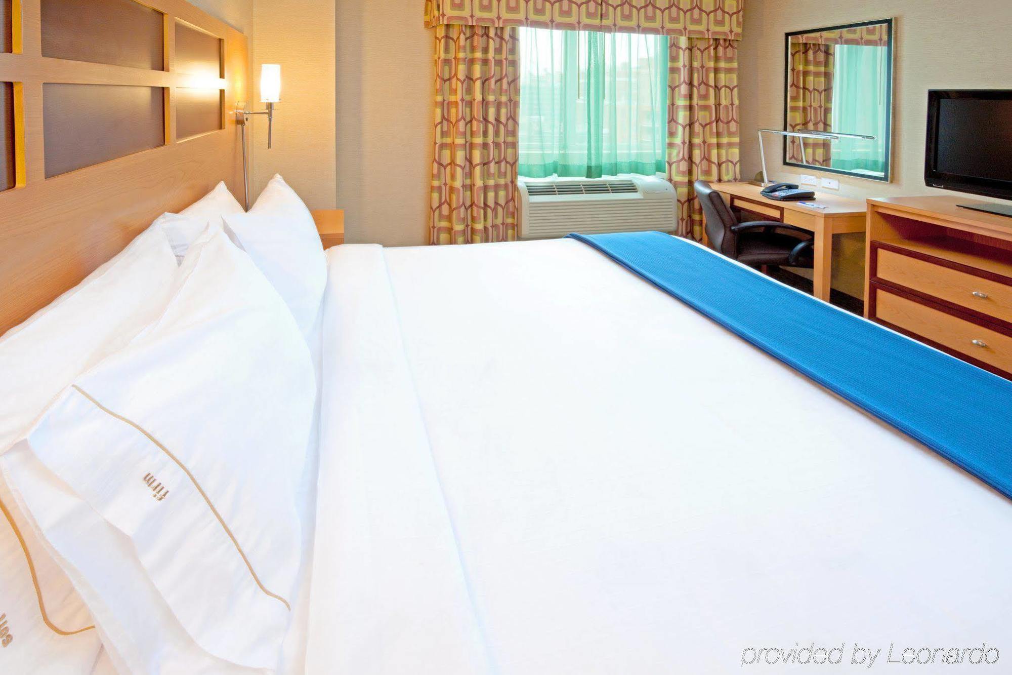 Holiday Inn Express - Times Square By Ihg New York Room photo