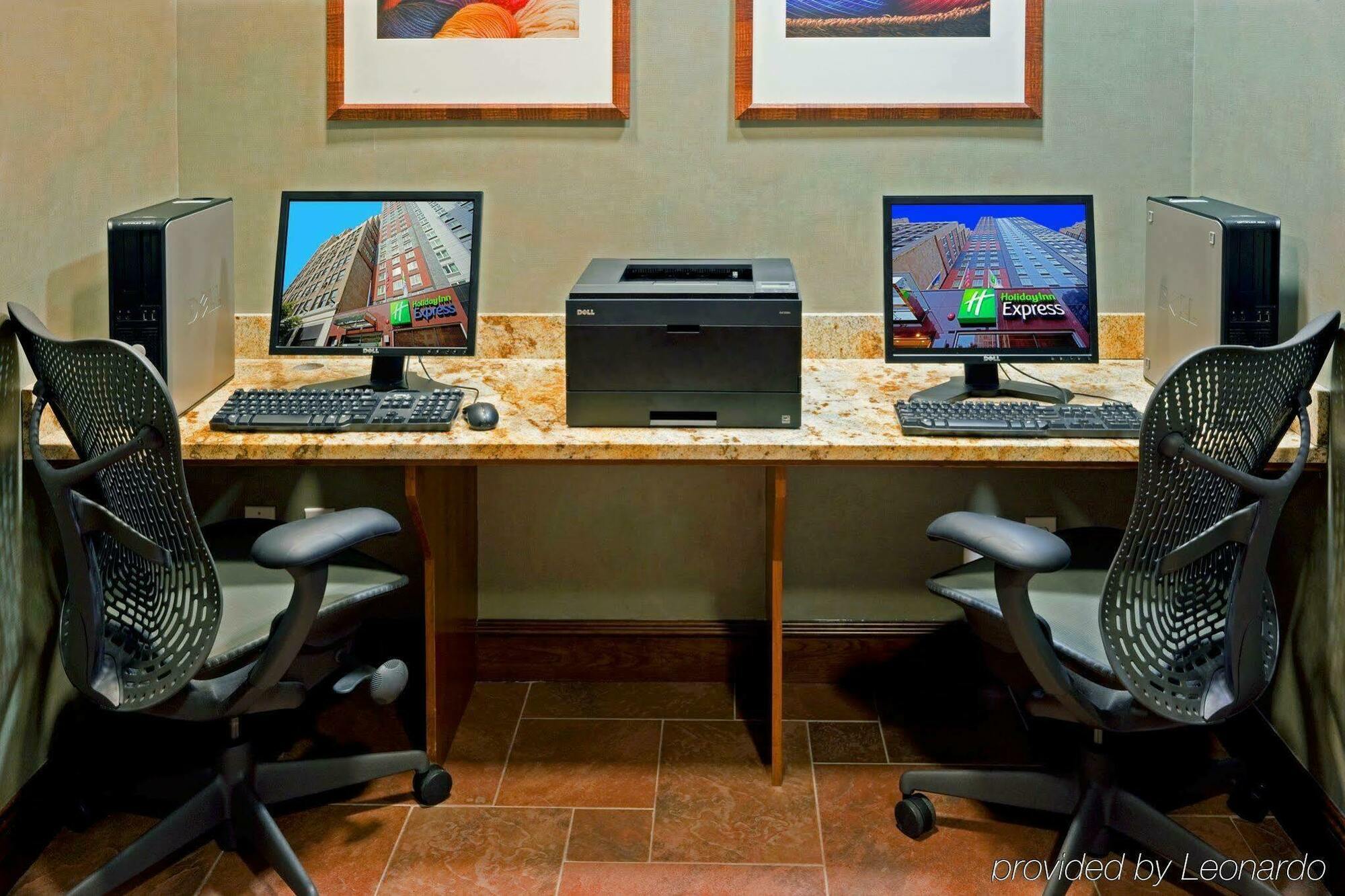 Holiday Inn Express - Times Square By Ihg New York Exterior photo